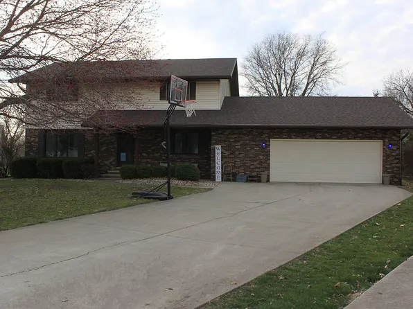 112 W Amber Dr, Fairbury, IL 61739