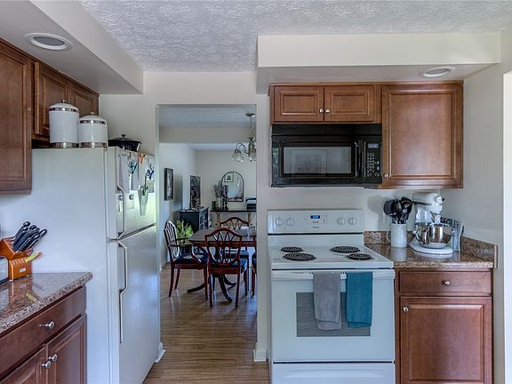 3rd image of 115 Willowick Dr