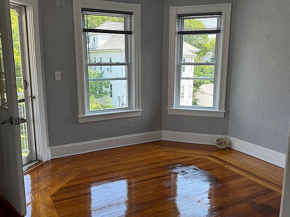 4th image of 52 Avery St Floor 3