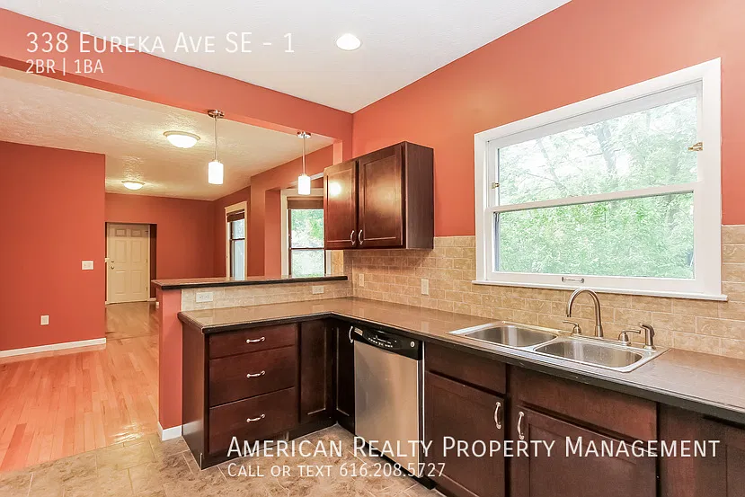 338 Eureka Ave SE — Photo 2