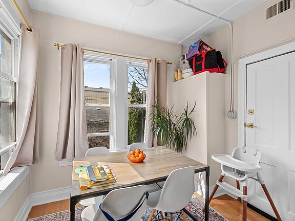 5th image of 2317 W Barry Ave