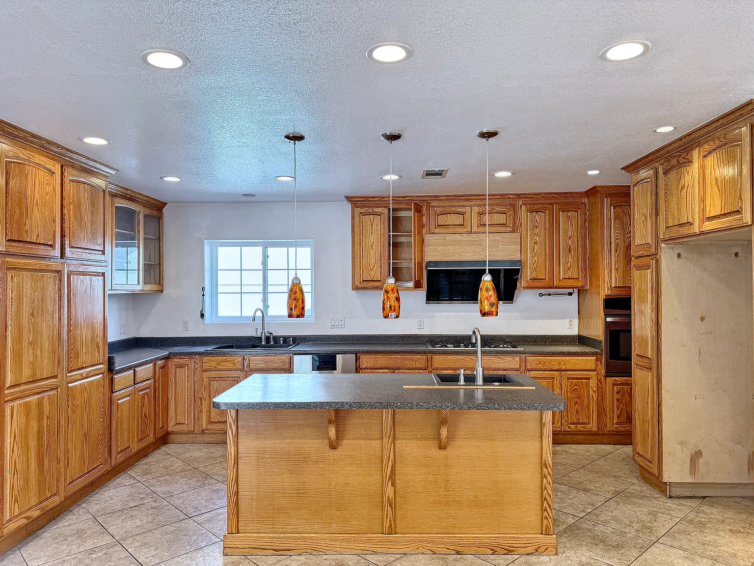 5 bed, 2406 sqft, $3,700 — Photo 4
