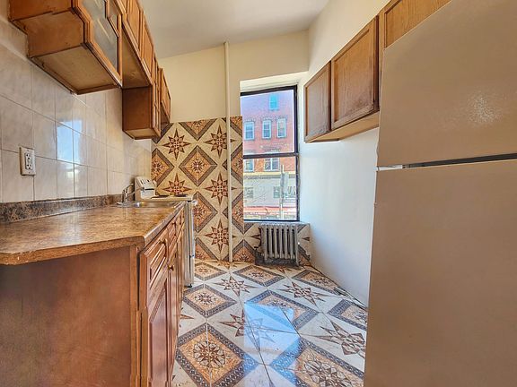 2nd image of 91 Halsey St #2B