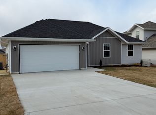 813 S Wheaton Hills Dr, Nixa, MO 65714