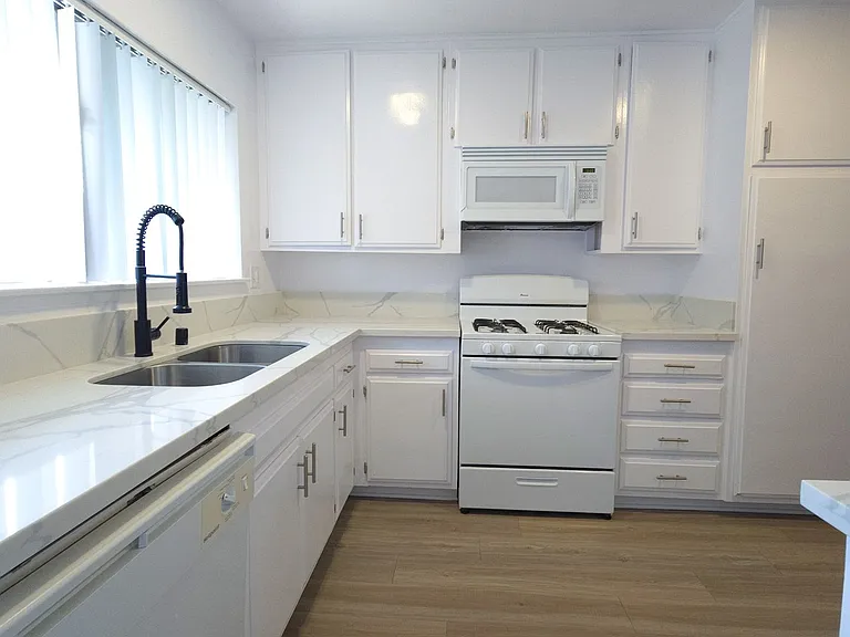 18400 Prairie Street — Photo 34