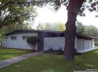 717 Skylane Dr S, Uvalde, TX 78801