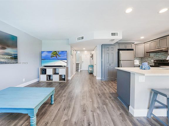 5th image of 3221 NE 16th St APT 105