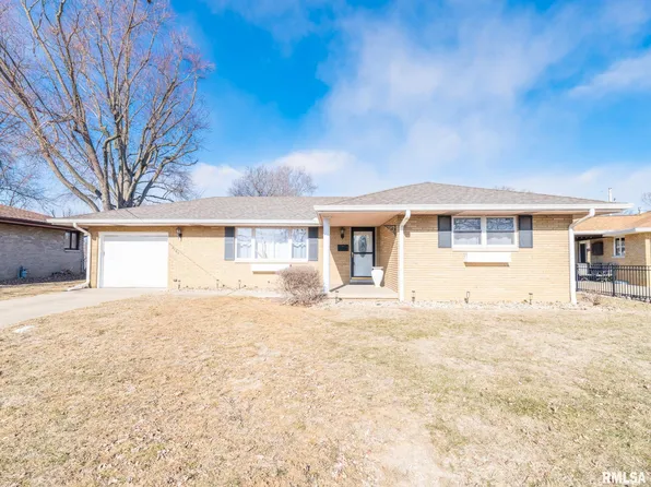 2125 Hillcrest Ave, Pekin, IL 61554