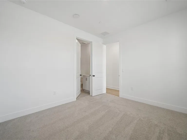15219 Hamlin Park Dr — Photo 7