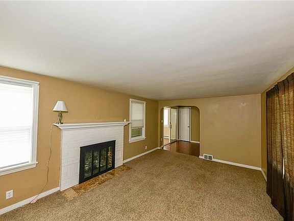 3rd image of 132 1st St