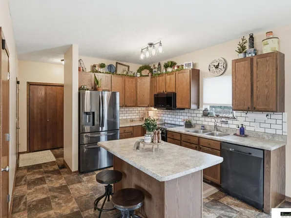 941 Scotts Creek Ct, Hickman, NE 68372