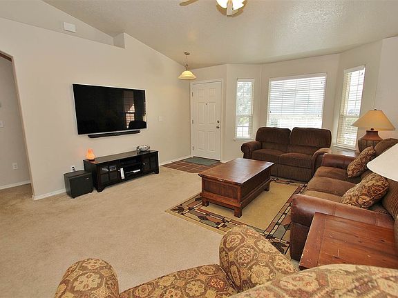 5th image of 16576 Sadie Ave