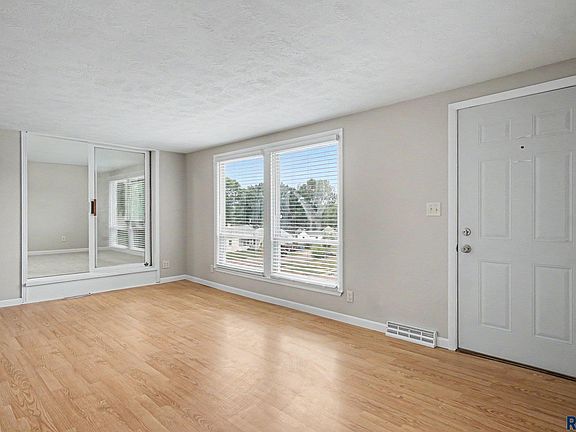 5th image of 616 S Highland Ave