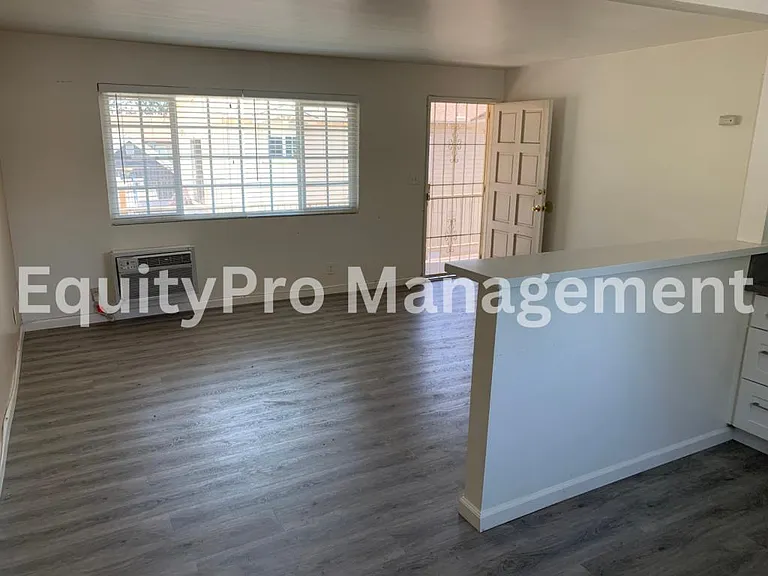 7243 Pickering Ave #D — Photo 5