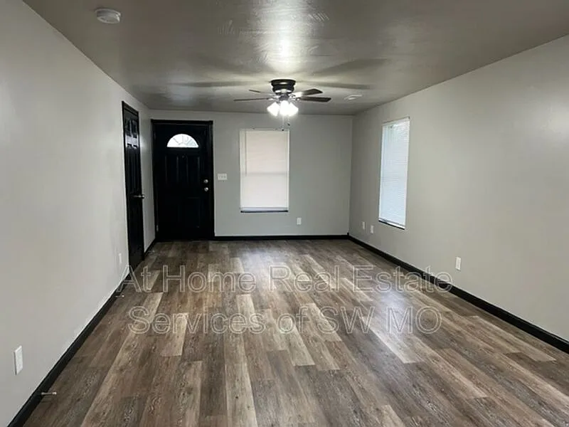 3 bed, 1.0 bath, 860 sqft, $1,025 — Photo 3