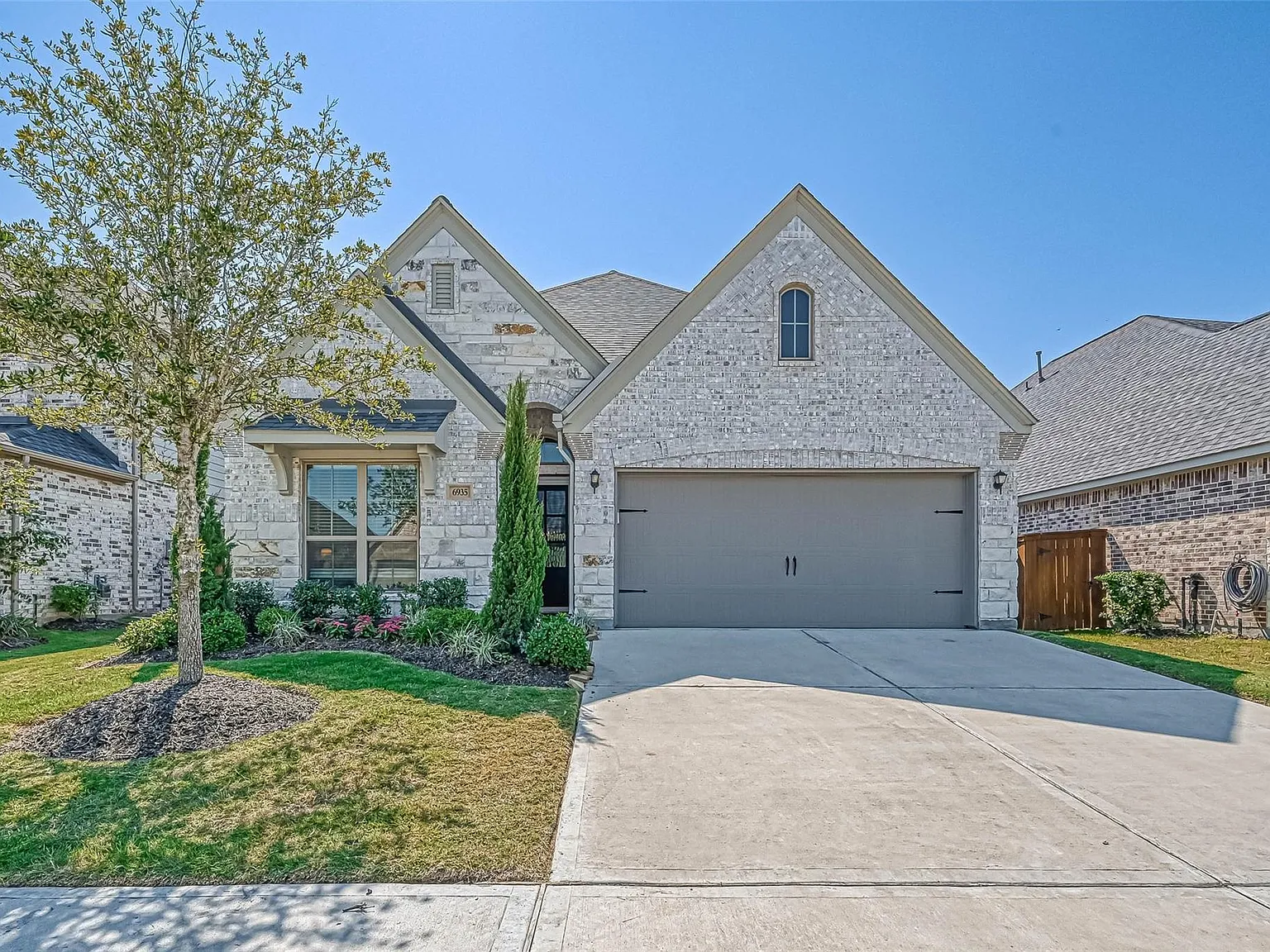 3 bed, 2.0 bath, 1980 sqft, $3,200 — Photo 1