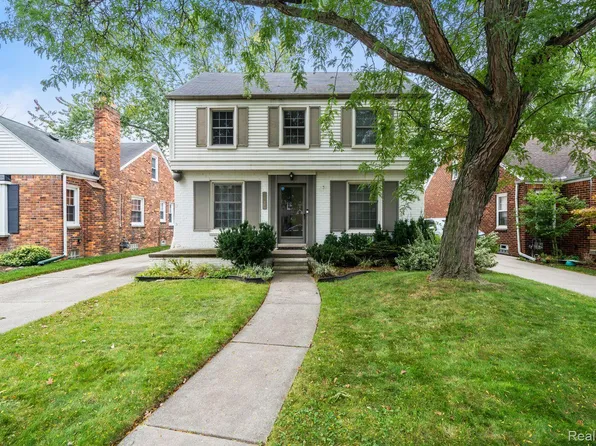 2033 Country Club Dr, Grosse Pointe Woods, MI 48236