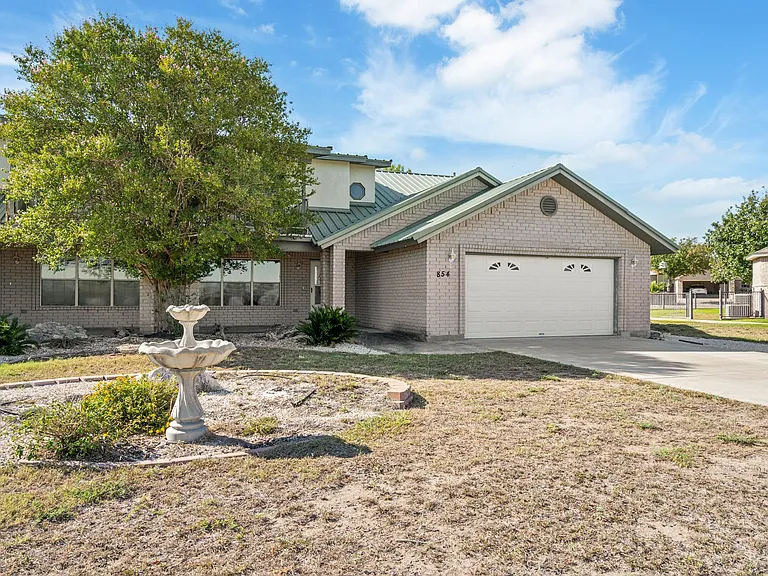 854 Lago Vista Dr — Photo 2
