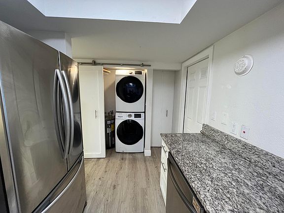 5th image of 804 Shorewinds Drive #B