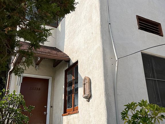3rd image of 2535 1/2 N Beachwood Dr