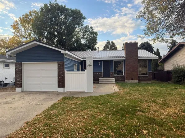 729 3rd St NW, Medicine Hat, AB T1A 7P6