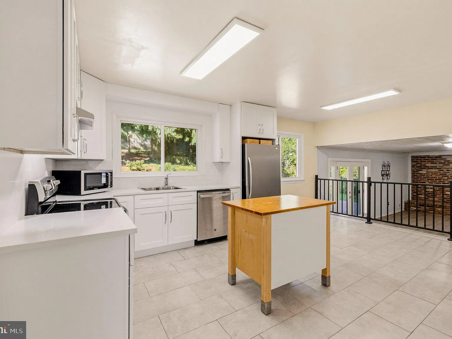 4 bed, 2.5 bath, 2432 sqft, $4,300 — Photo 3