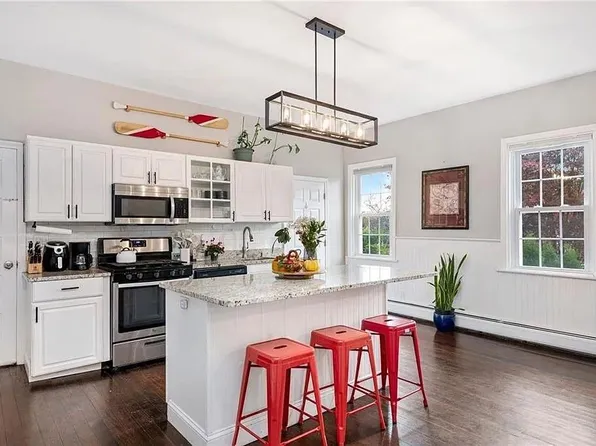 38 Collins St #B, Bristol, RI 02809