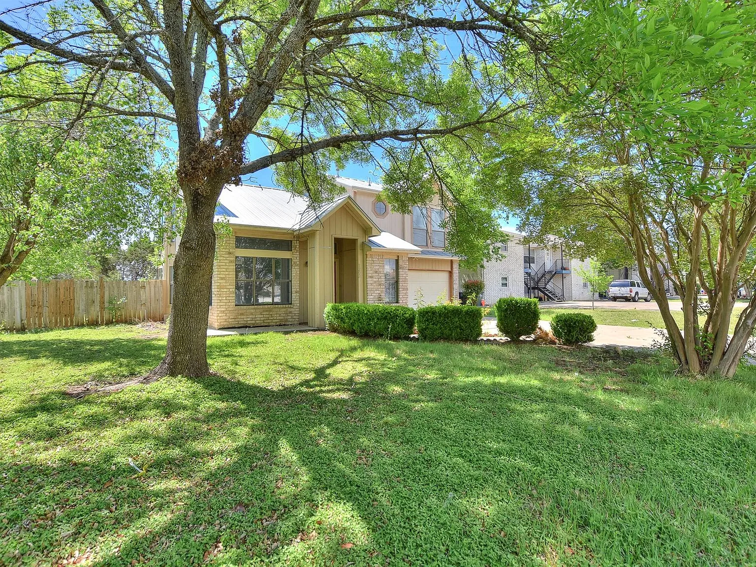 3 bed, 2.5 bath, 1443 sqft, $1,825 — Photo 3
