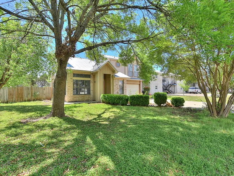 1202 Southwalk St — Photo 3