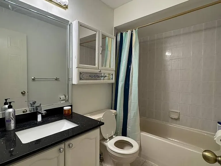 425 Elmwood Ct #ROOM — Photo 7