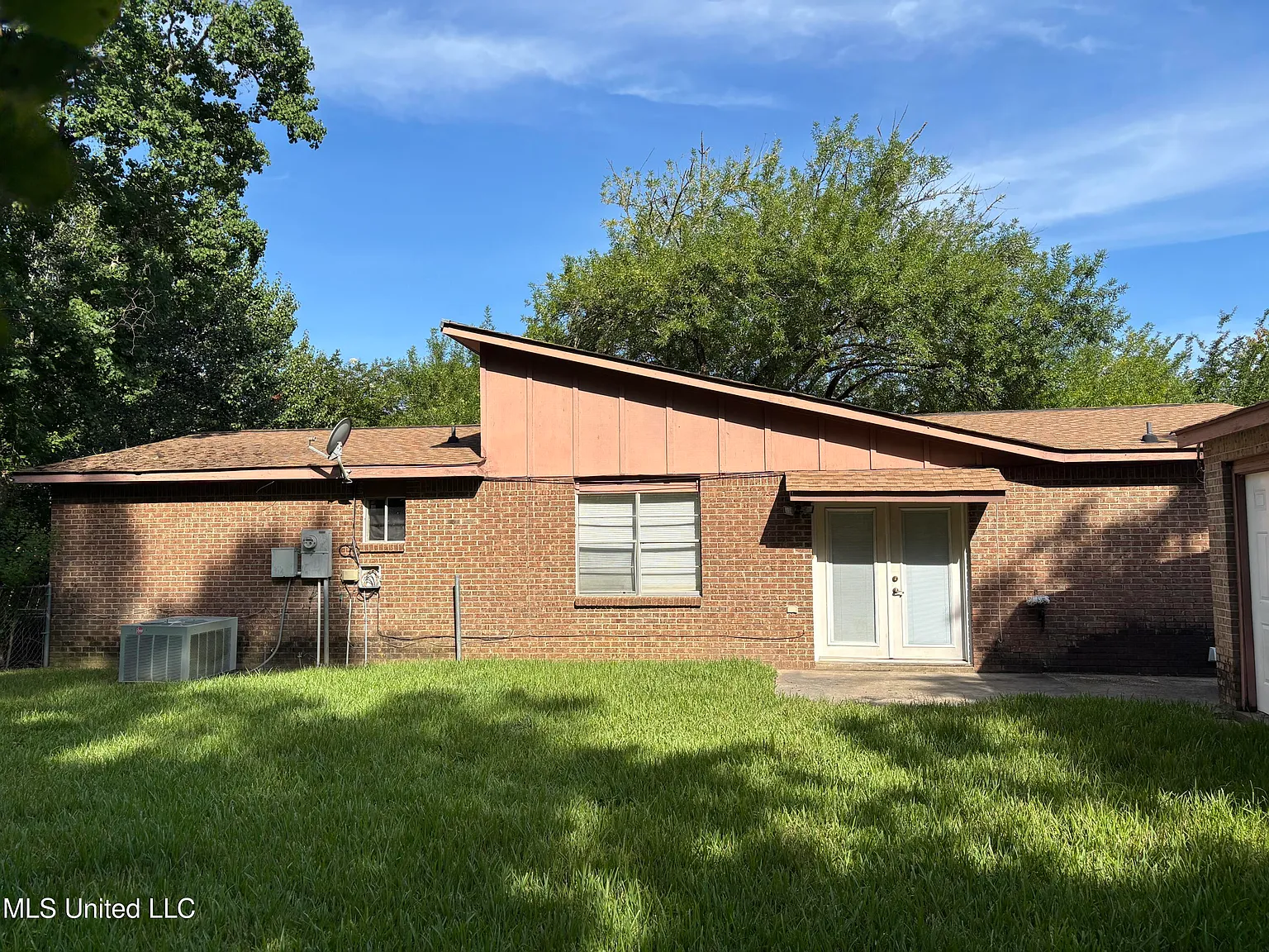 3 bed, 2.0 bath, 1422 sqft, $1,300 — Photo 2