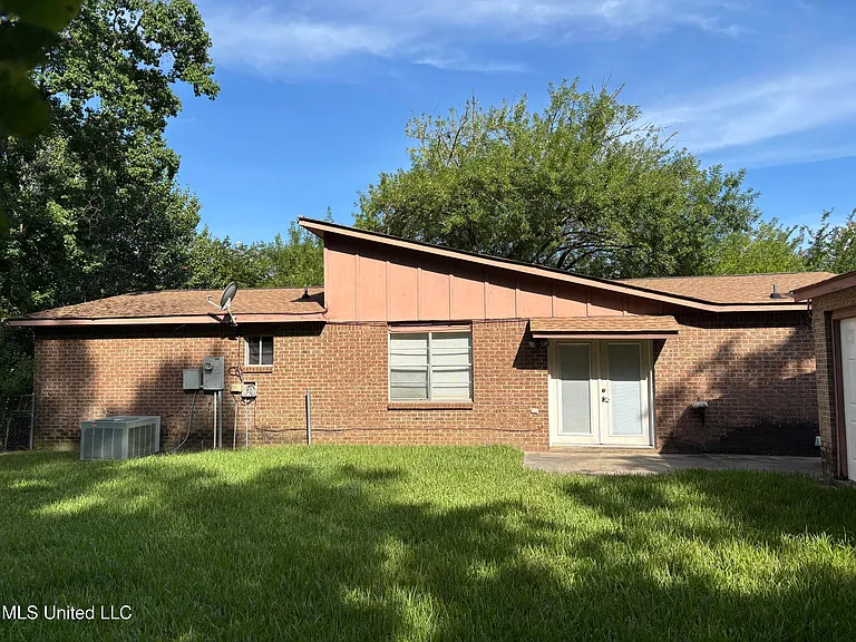 4908 Fairwood Dr — Photo 2