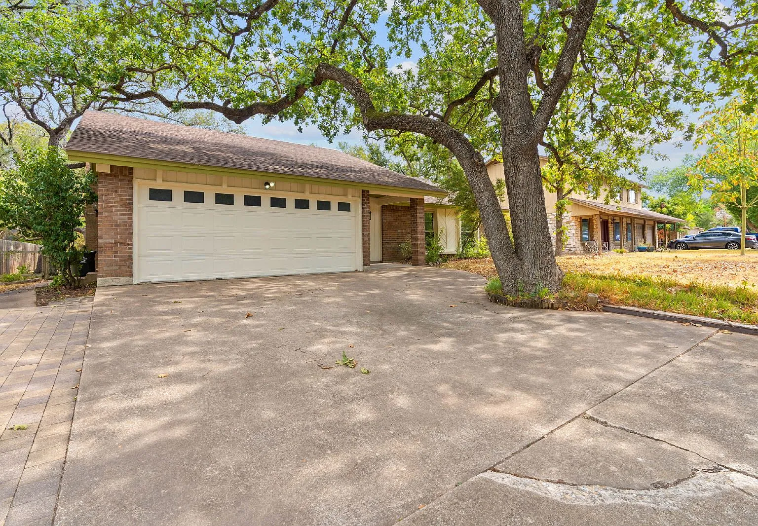 5 bed, 2.5 bath, 2588 sqft, $2,595 — Photo 2