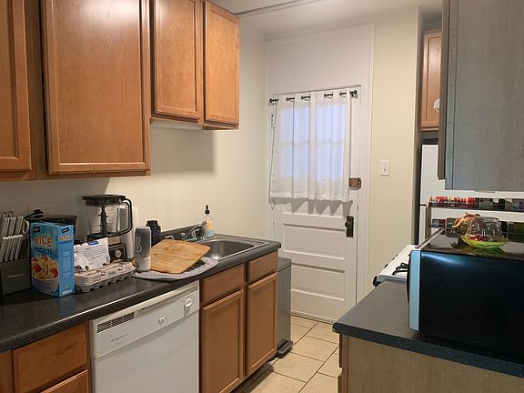 5th image of 1253-1253 W Henderson St #11