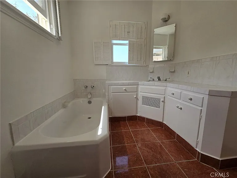 240 Euclid St — Photo 23