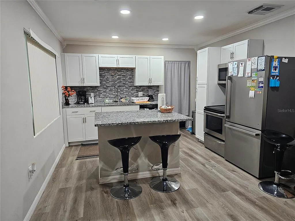 3 bed, 1.0 bath, 1160 sqft, $1,980 — Photo 3