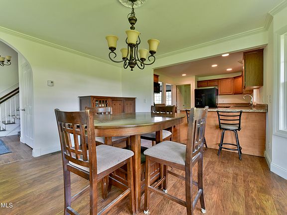 3rd image of 605 Plummer Road