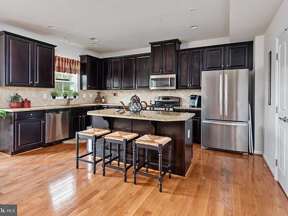 5th image of 562 Fox River Hills Way