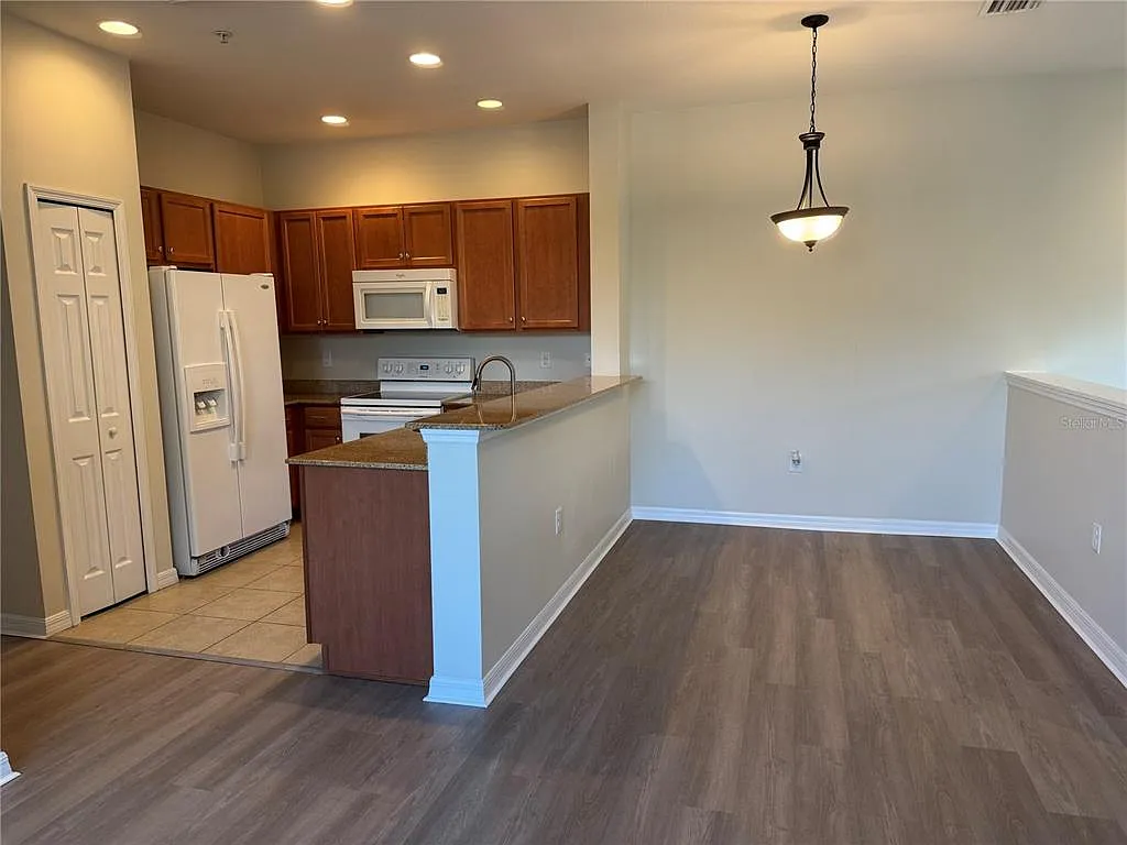 2 bed, 2.0 bath, 966 sqft, $1,890 — Photo 3