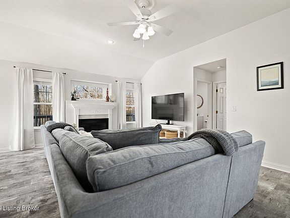 3rd image of 608 Harvard Dr