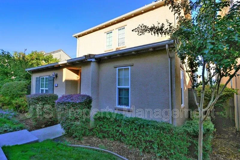 3 bed, 3.0 bath, 1730 sqft, $2,595 — Photo 2