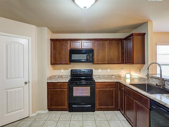 5th image of 724 Savanna Dr