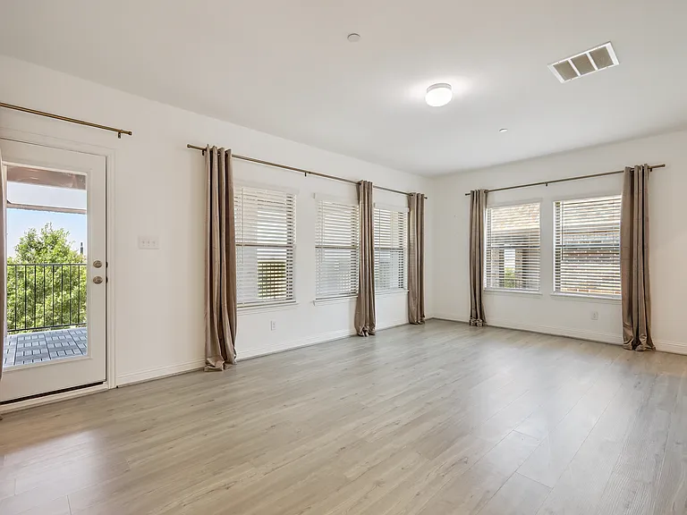 4261 Shavano Dr — Photo 16