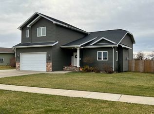 1804 26th St SW, Minot, ND 58701