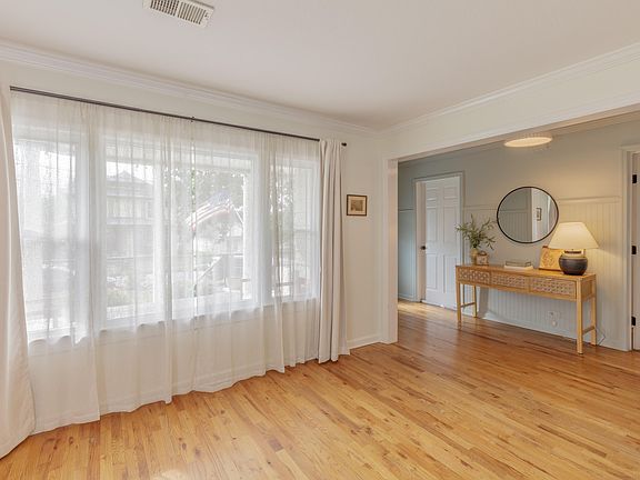 5th image of 907 S Highland Park Ave