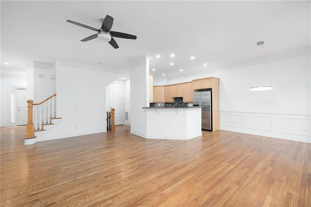 3 bed, 3.5 bath, 2070 sqft, $4,000 — Photo 2