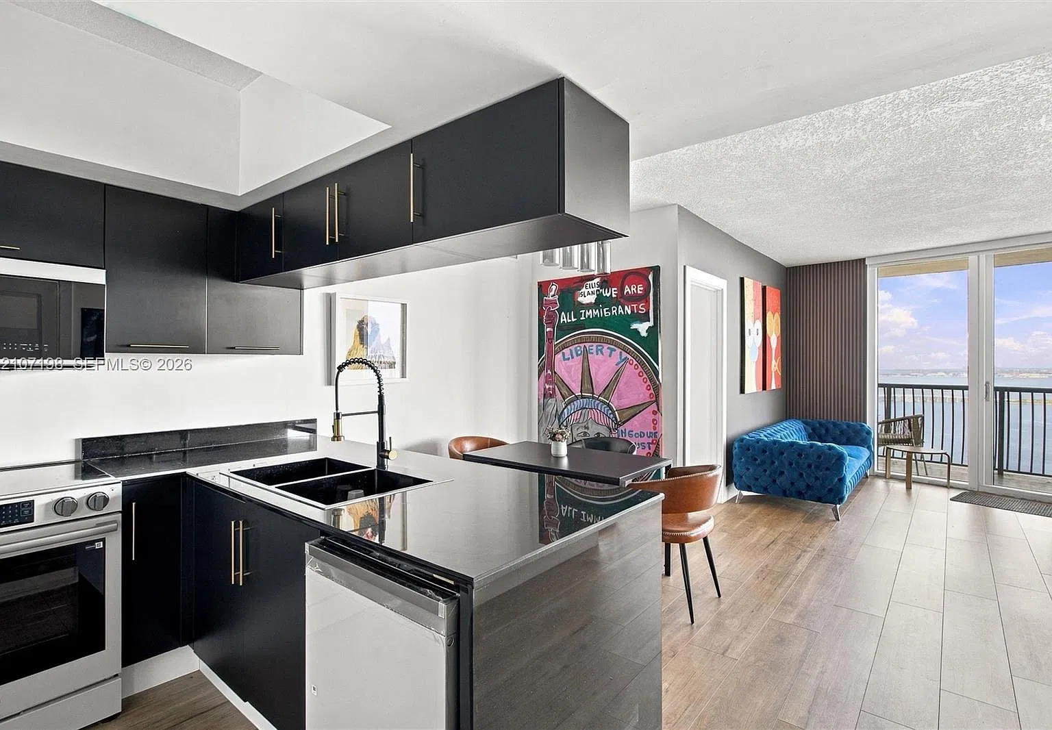 Opera Tower Condo — Photo 4