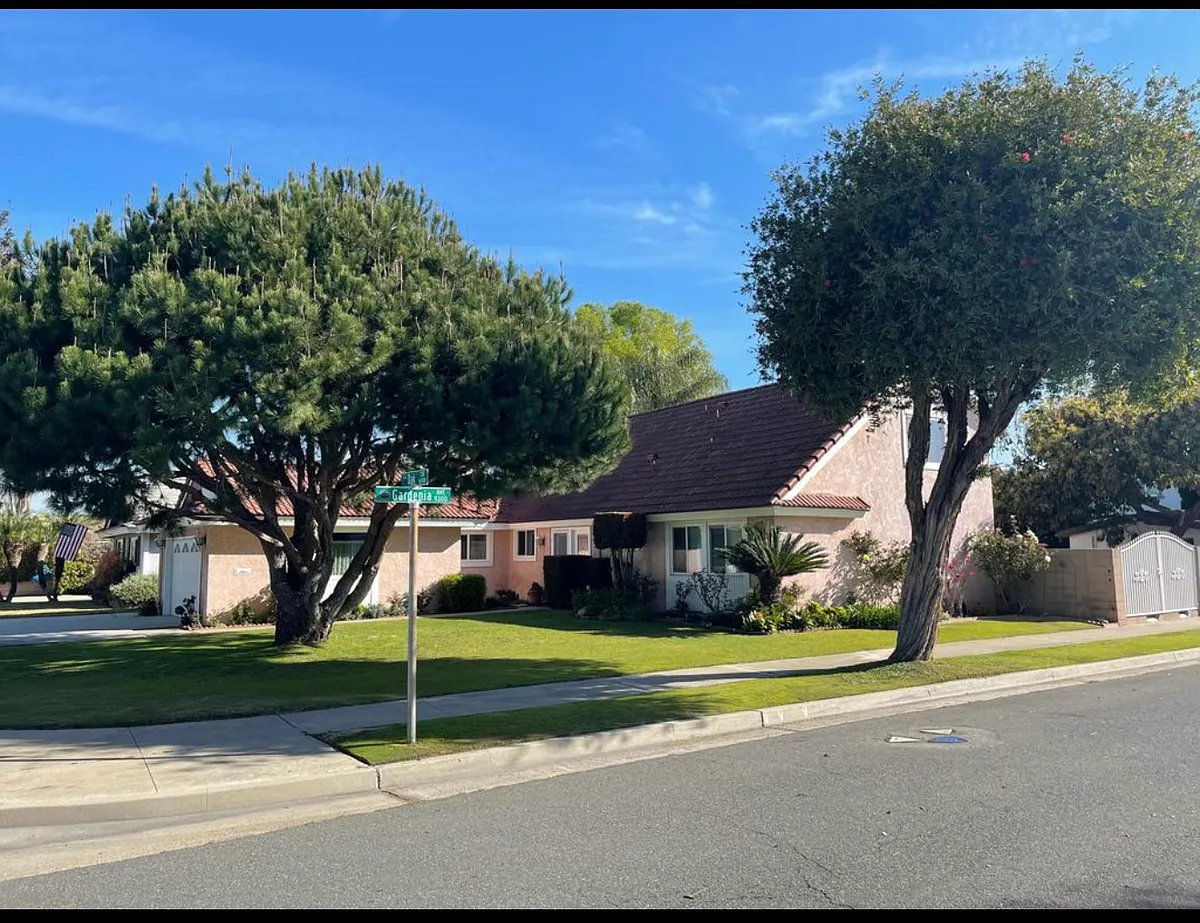 Building Photo - 16584 Oak Cir