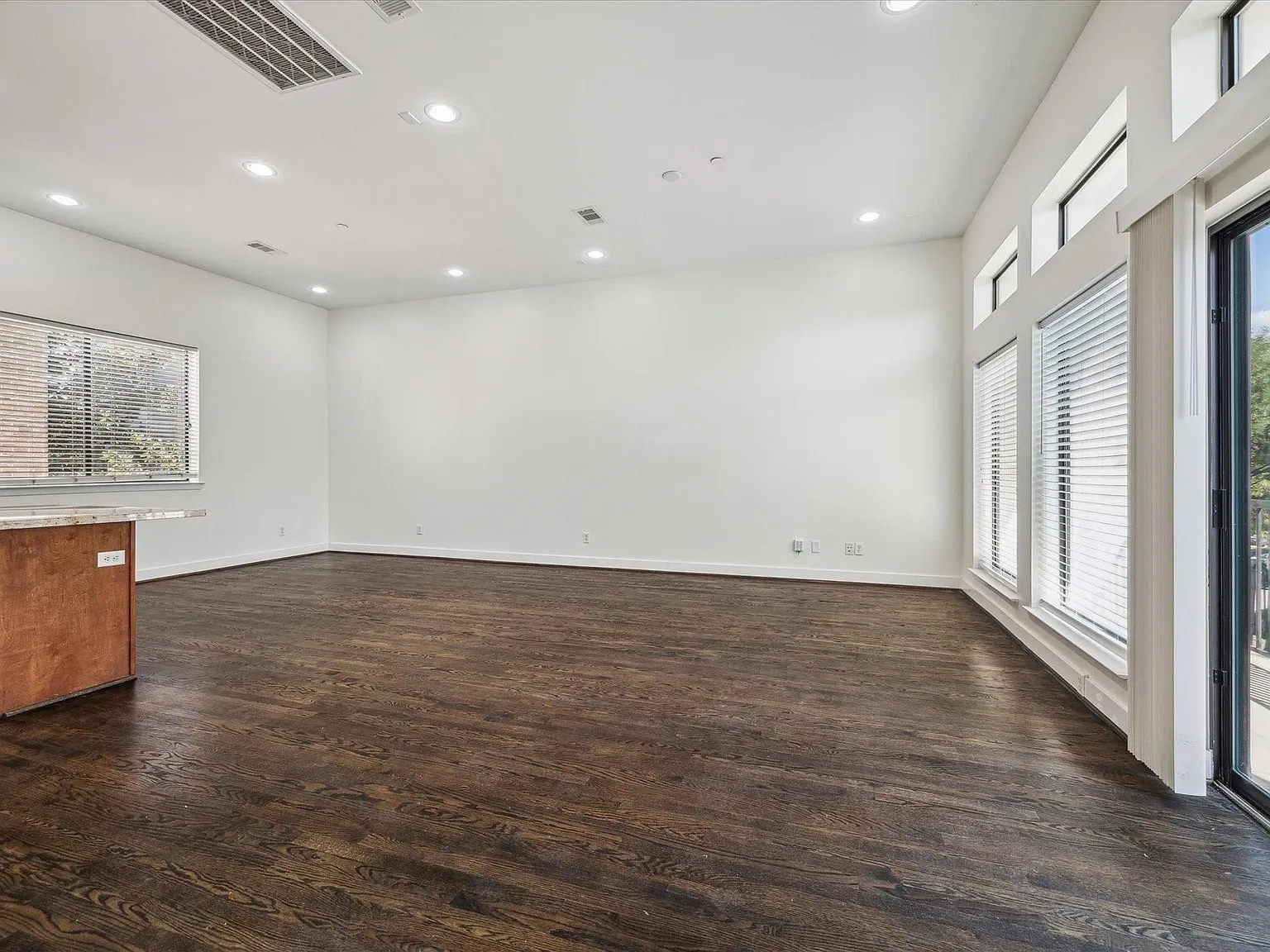 3 bed, 3.5 bath, 2522 sqft, $3,500 — Photo 3