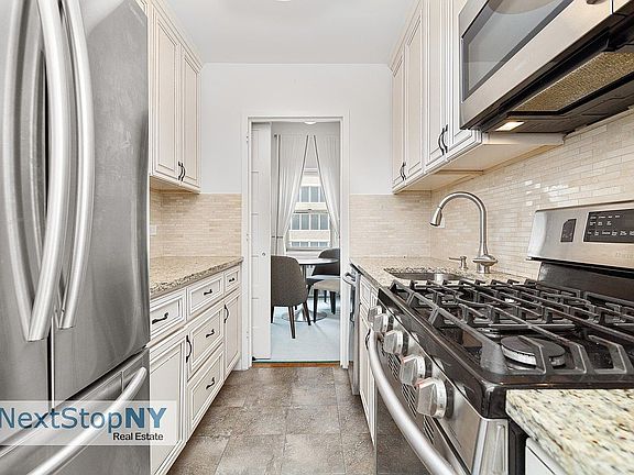 3rd image of 415 E 52nd St APT 11BC